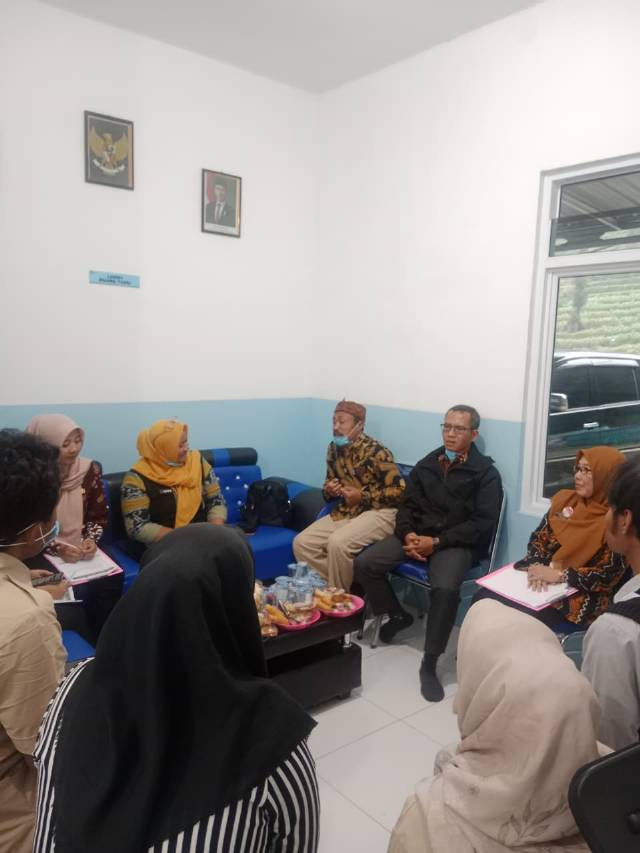 kasi-kesra-sos-kecamatan-kejajar-dampingi-tim-monev-program-makan-bergizi-gratis-di-sppg-dieng-dan-tieng